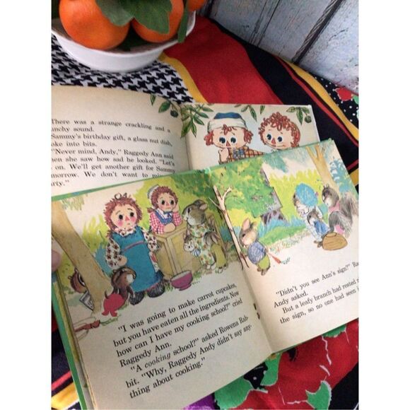 Vintage Bundle of 2 Raggedy Ann Story Books 1974/1971 🐇 - Picture 6 of 11